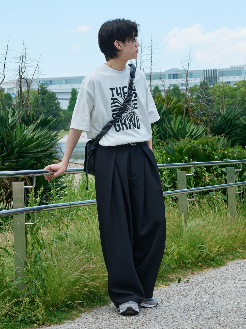 「白Tシャツ、夏コーデ、夏ファッション、タックイン、グラフィックＴ、お出かけコーデ、モノトーン、低身長、低身長コーデ、スニーカー」｜「epnokのグラフィックルーズ半袖Tee（Tシャツ/カットソー、ホワイト系）」を使った、sakuさん（メンズ・164cm）の夏コーディネートの1枚目の写真
