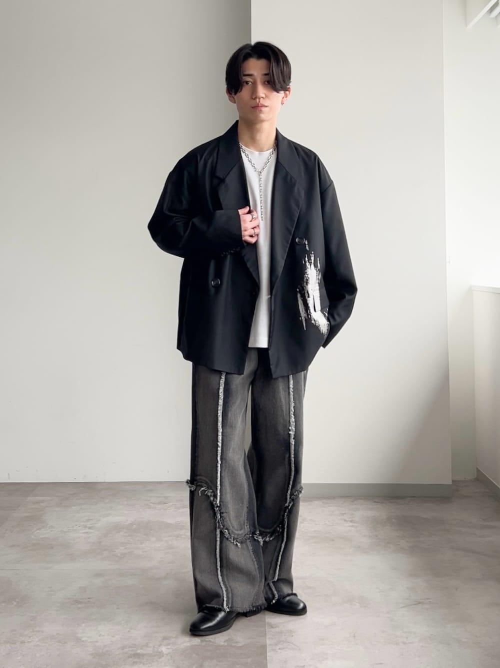 「レザー、秋服、モード、デニムパンツ、ジャケット、きれいめカジュアル、デートコーデ、モノトーン、秋コーデ、お出かけコーデ、ブラックデニム、ワイドパンツ」｜「UNIQLOのアイテム（Tシャツ/カットソー、ホワイト系）」を使った、sakuさん（メンズ・164cm）の秋コーディネートの1枚目の写真