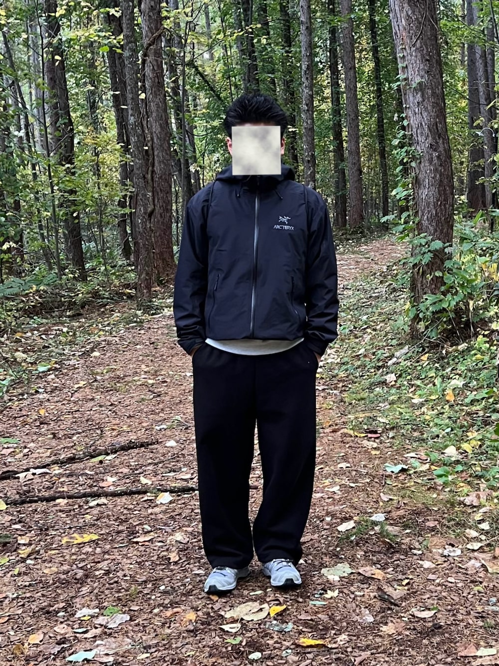 「休日コーデ、ユニクロ、ARC'TERYX、メンズファッション、シンプル、モノトーン、マウンテンパーカー」｜「ARC'TERYXのARC'TERYX / Beta LT Jacket（ブルゾン、ブラック系）」を使った、®️さん（メンズ・170cm）の秋コーディネートの1枚目の写真