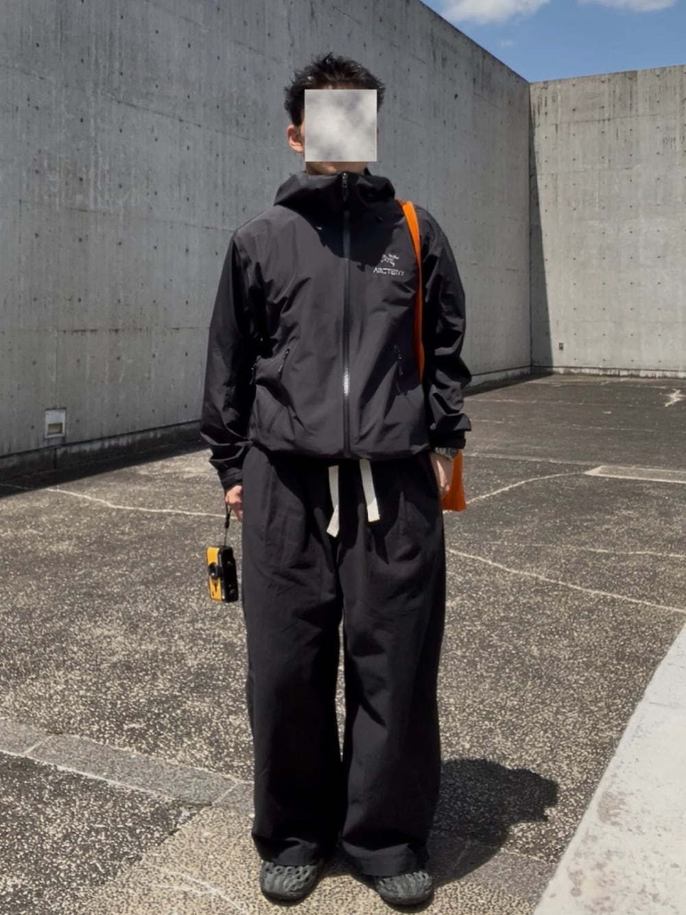 「arcteryx、sillage、休日コーデ、メンズファッション、シンプル、オールブラック、黒」｜「ARC'TERYXのARC'TERYX / Beta LT Jacket（ブルゾン、ブラック系）」を使った、®️さん（メンズ・170cm）の春コーディネートの1枚目の写真