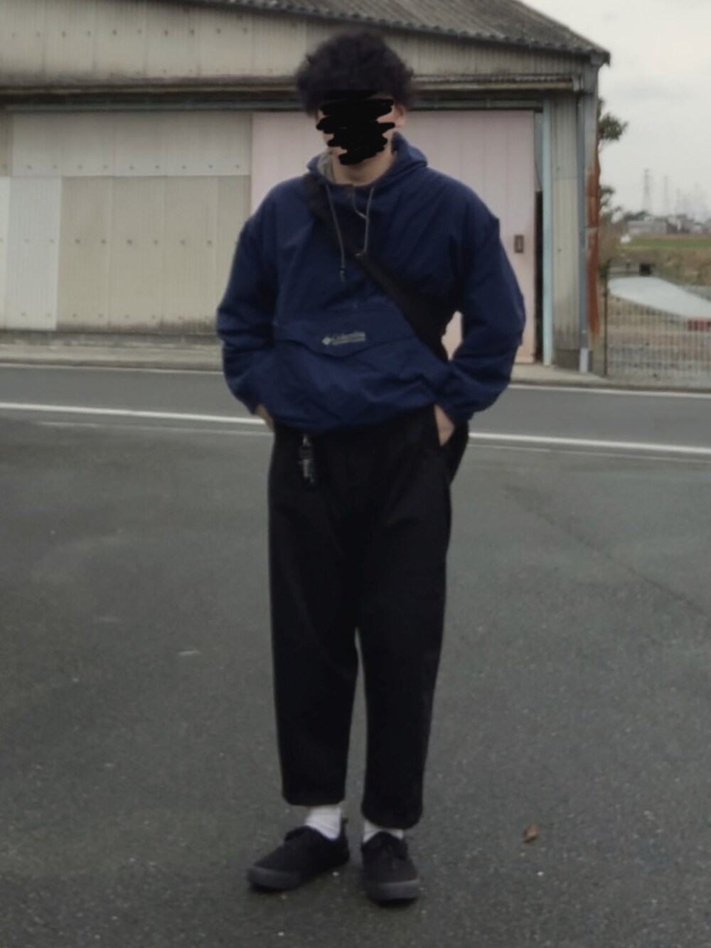 「古着、古着MIX、アノラックパーカー、カジュアルコーデ、大学生、ootd」｜「Columbiaのアイテム（マウンテンパーカー、ブルー系）」を使った、®️さん（メンズ・170cm）の冬コーディネートの1枚目の写真