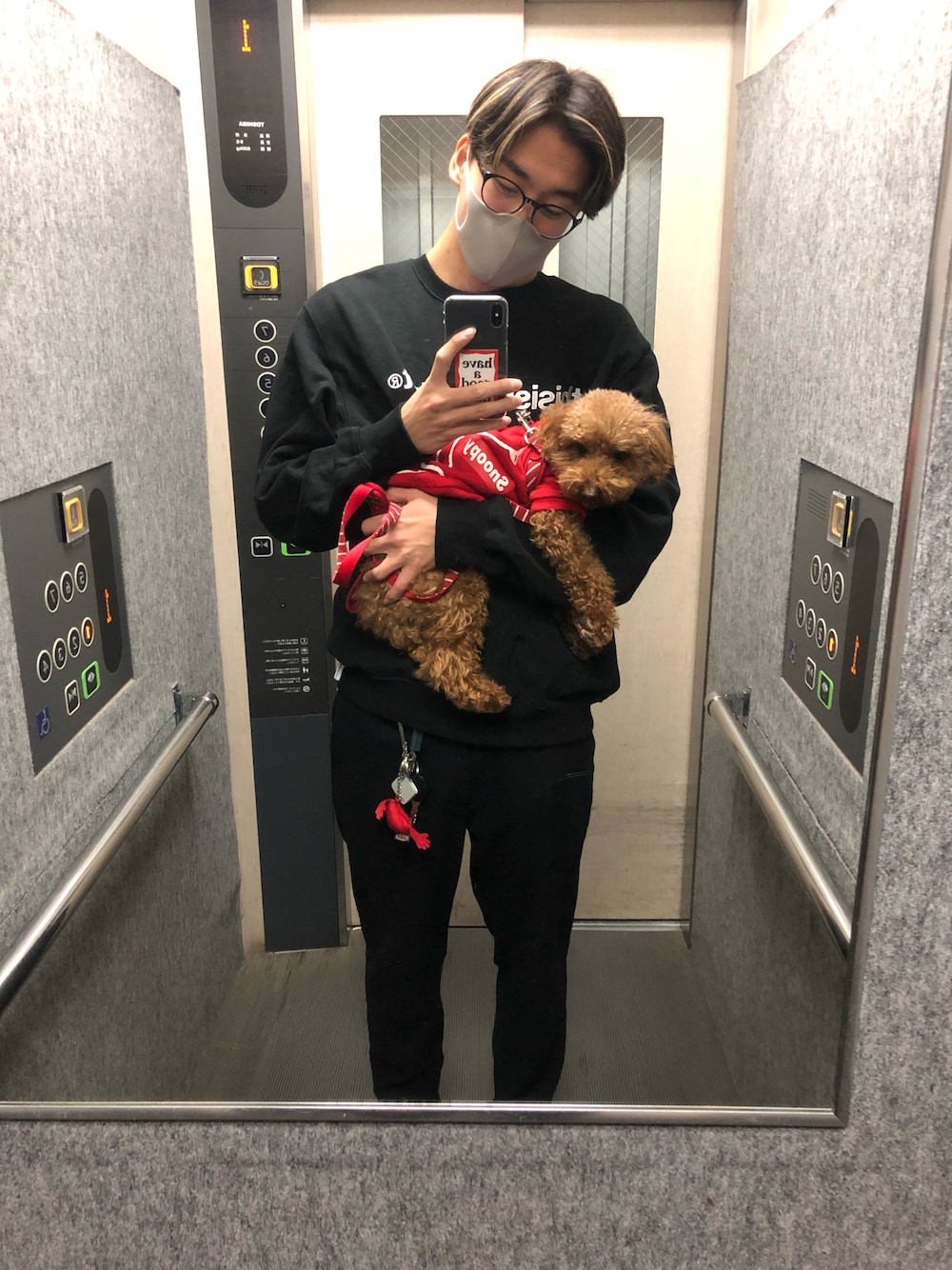 ブラック系のスウェットを着用したメンズの冬コーディネートの1枚目の写真