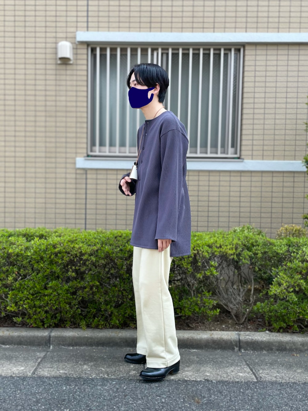 「MATSUFUJI、post production、春夏コーデ、ヘンリーネック、きれいめカジュアル、スウェットパンツ、ホワイトパンツ、クロシェット、リップル、ストライプ」｜「MATSUFUJIのアイテム（スウェットパンツ、ベージュ系）」を使った、KEITO MIYAIさん（メンズ・172cm）の春コーディネートの1枚目の写真
