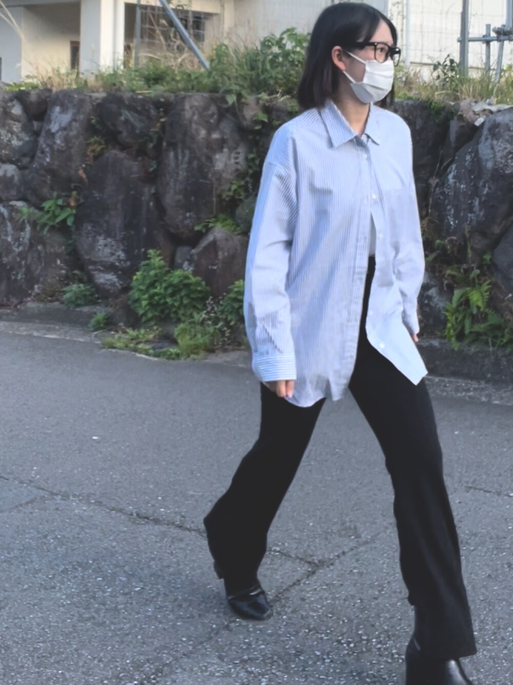 「春コーデ、ストライプシャツ、フレアパンツ、休日スタイル、ストライプ」｜「me+em selectのアイテム（ビジネスシャツ、ブルー系）」を使った、萌さん（レディース・158cm）の春コーディネートの1枚目の写真