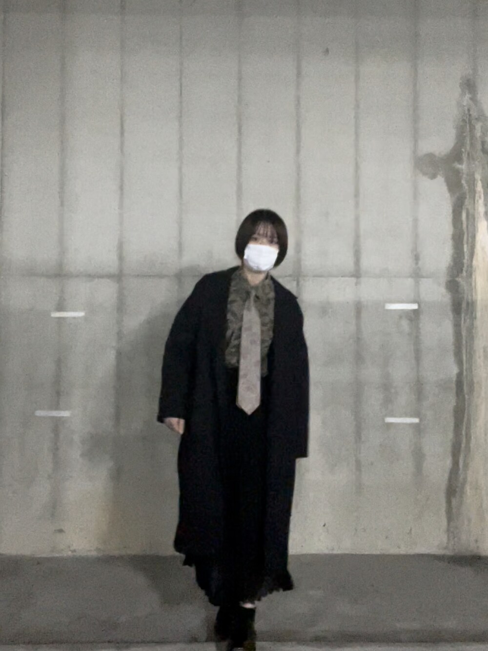 「柄シャツ、ロングスカート、ロングコート、ブラックコーデ、ガラコーデ、バブアー、ZARA、カジュアル、冬コーデ、ビッグシルエット、厚底シューズ、革靴コーデ、ネクタイコーデ、ブラック、柄×柄」｜「THE SHINZONEのアイテム（シャツ/ブラウス、グリーン系）」を使った、萌さん（レディース・158cm）の秋コーディネートの1枚目の写真