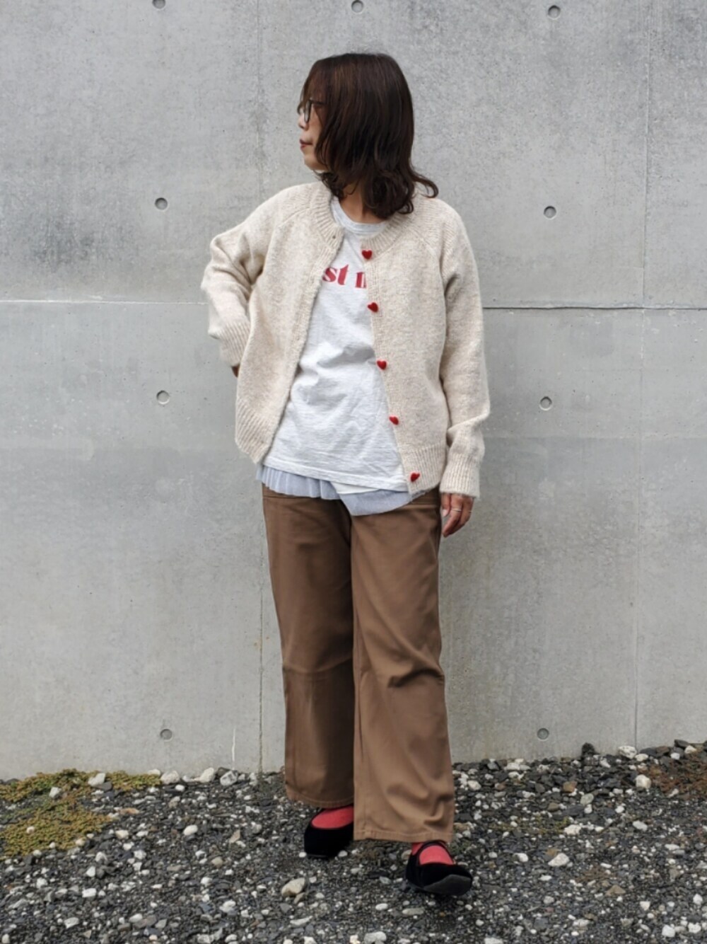 ブラック系のシューズ、ブラウン系のチノパンツ、ホワイト系のTシャツ/カットソーを着用したレディースの秋コーディネートの1枚目の写真
