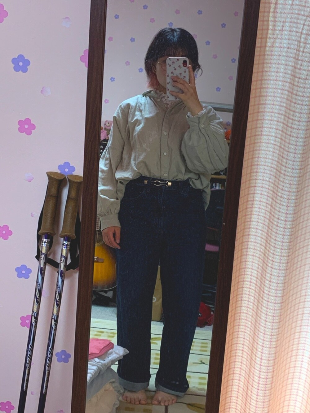 ベージュ系のトップス、ホワイト系のその他トップス、ブルー系のデニムパンツを着用したレディースの夏コーディネートの1枚目の写真