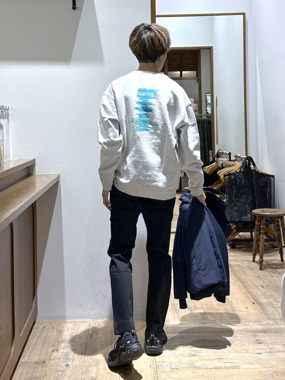 ブルー系のブルゾン、ブラック系のその他パンツ、グレー系のスウェットを着用したメンズの冬コーディネートの1枚目の写真