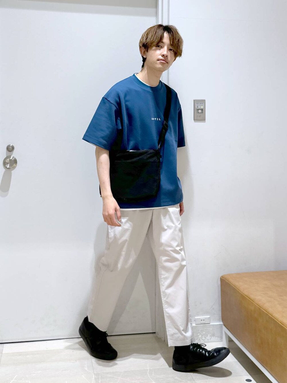 ブラック系のショルダーバッグ、ホワイト系のその他パンツ、ブルー系のTシャツ/カットソーを着用したメンズの春コーディネートの1枚目の写真