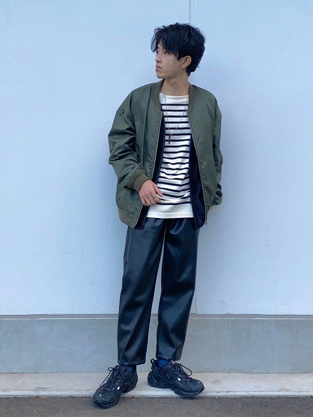 ホワイト系のTシャツ/カットソー、グリーン系のMA-1、ブラック系のベストを着用したメンズの冬コーディネートの1枚目の写真