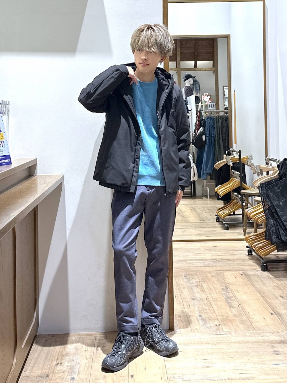 ブラック系のブルゾン、ブルー系のその他パンツ、ブルー系のニット/セーターを着用したメンズの冬コーディネートの1枚目の写真