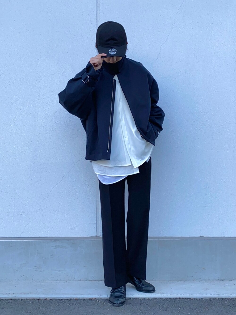 「ビッグシルエット、ワントーンコーデ、ネイビー、UNIQLO、スラックス、冬コーデ、モノトーン、レイヤードスタイル、NEW ERA、ユニクロ、休日スタイル、モード、エレガント、UNIQLO U」｜「FREAK'S STOREのWEB限定 Relax Fit リラックスフィット レギュラーカラーシャツ（シャツ/ブラウス、ホワイト系）」を使った、おのさん（メンズ・174cm）の冬コーディネートの1枚目の写真
