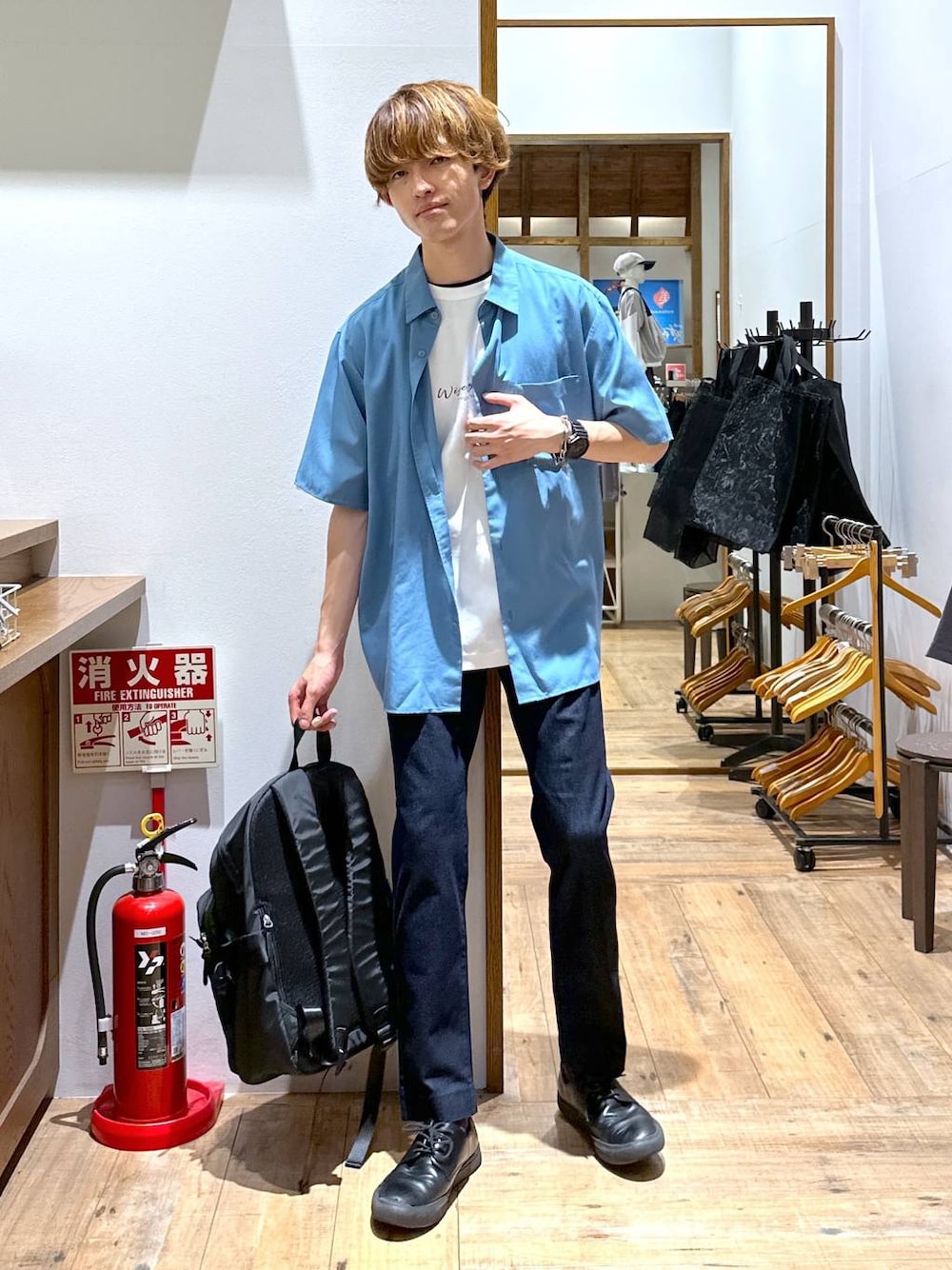 「カジュアル、旅行、GLOBAL WORK、どっと変わっちゃえ、きれいめ、女子ウケ、ゆったり、テーマパーク、休日コーデ、デート/ロマンティック、楽ちんコーデ、ベーシック/シンプル、シャツ、Tシャツ、パンツ」｜「GLOBAL WORKの撥水ライトバッグパック/282071（バックパック/リュック、ブラック系）」を使った、おのさん（メンズ・175cm）の夏コーディネートの1枚目の写真