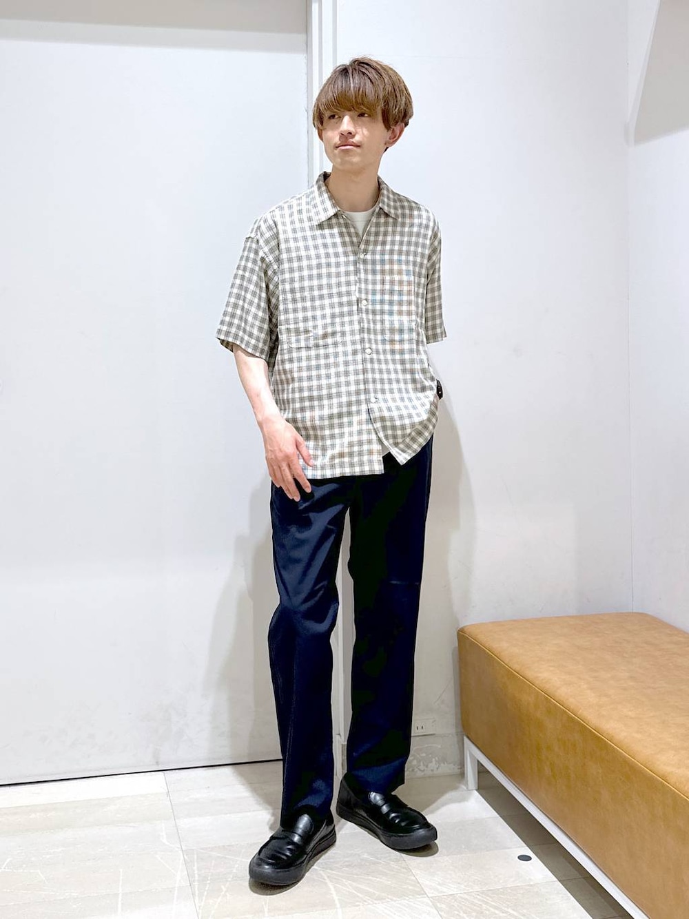 「きれいめ、女子ウケ、ゆったり、テーマパーク、休日コーデ、デート/ロマンティック、楽ちんコーデ、ベーシック/シンプル、カジュアル、旅行、GLOBAL WORK、どっと変わっちゃえ、シャツ、パンツ、テーパードパンツ」｜「GLOBAL WORKのエアかるイージーパンツ/フルレングス/287559（その他パンツ、ブルー系）」を使った、おのさん（メンズ・175cm）の春コーディネートの1枚目の写真
