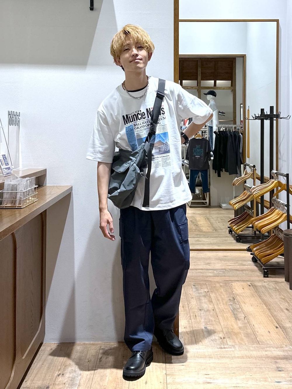 「きれいめ、女子ウケ、ゆったり、テーマパーク、休日コーデ、デート/ロマンティック、楽ちんコーデ、ベーシック/シンプル、GLOBAL WORK、どっと変わっちゃえ、カジュアル、旅行、Tシャツ、パンツ、ワイドパンツ」｜「GLOBAL WORKのクリーンデニム/カーゴパンツ/CLEAN MODE/319860（カーゴパンツ、ブルー系）」を使った、おのさん（メンズ・175cm）の秋コーディネートの1枚目の写真