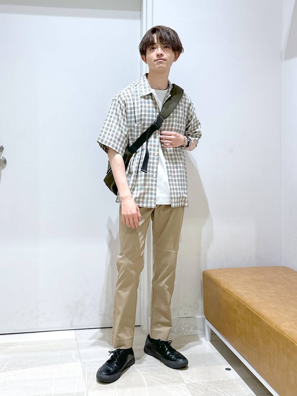 「デート/ロマンティック、楽ちんコーデ、ベーシック/シンプル、カジュアル、旅行、GLOBAL WORK、きれいめ、女子ウケ、ゆったり、テーマパーク、休日コーデ、どっと変わっちゃえ、シャツ、Tシャツ、パンツ」｜「GLOBAL WORKの撥水スマらくメッセンジャー/286146（メッセンジャーバッグ、グリーン系）」を使った、おのさん（メンズ・175cm）の夏コーディネートの1枚目の写真