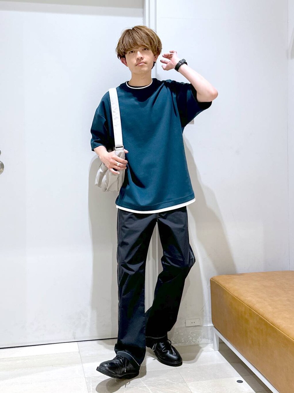 「きれいめ、女子ウケ、ゆったり、テーマパーク、休日コーデ、デート/ロマンティック、どっと変わっちゃえ、スウェット、パンツ、ワイドパンツ、春コーデ、楽ちんコーデ、ベーシック/シンプル、カジュアル、旅行」｜「GLOBAL WORKの撥水ライト7ポケットショルダー/126873（ショルダーバッグ、グレー系）」を使った、おのさん（メンズ・175cm）の春コーディネートの1枚目の写真