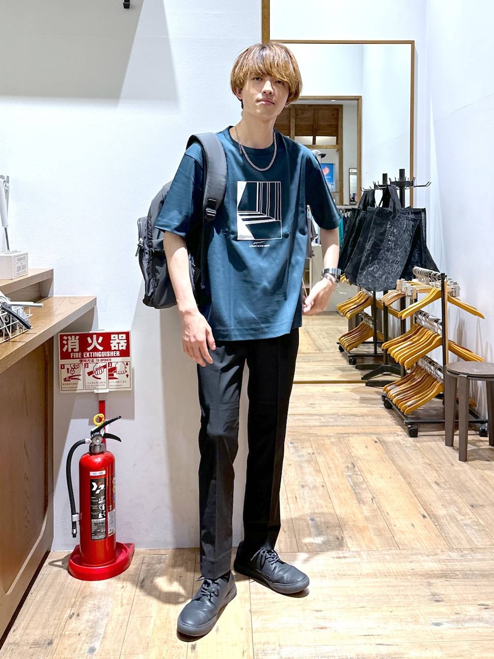 「Tシャツ、パンツ、アーバンスラックス_GLOBAL WORK、夏コーデ、カジュアルコーデ、きれいめ、女子ウケ、ゆったり、テーマパーク、休日コーデ、デート/ロマンティック、楽ちんコーデ、ベーシック/シンプル、カジュアル、旅行」｜「GLOBAL WORKの撥水ライトバッグパック/282071（バックパック/リュック、グレー系）」を使った、おのさん（メンズ・175cm）の夏コーディネートの1枚目の写真