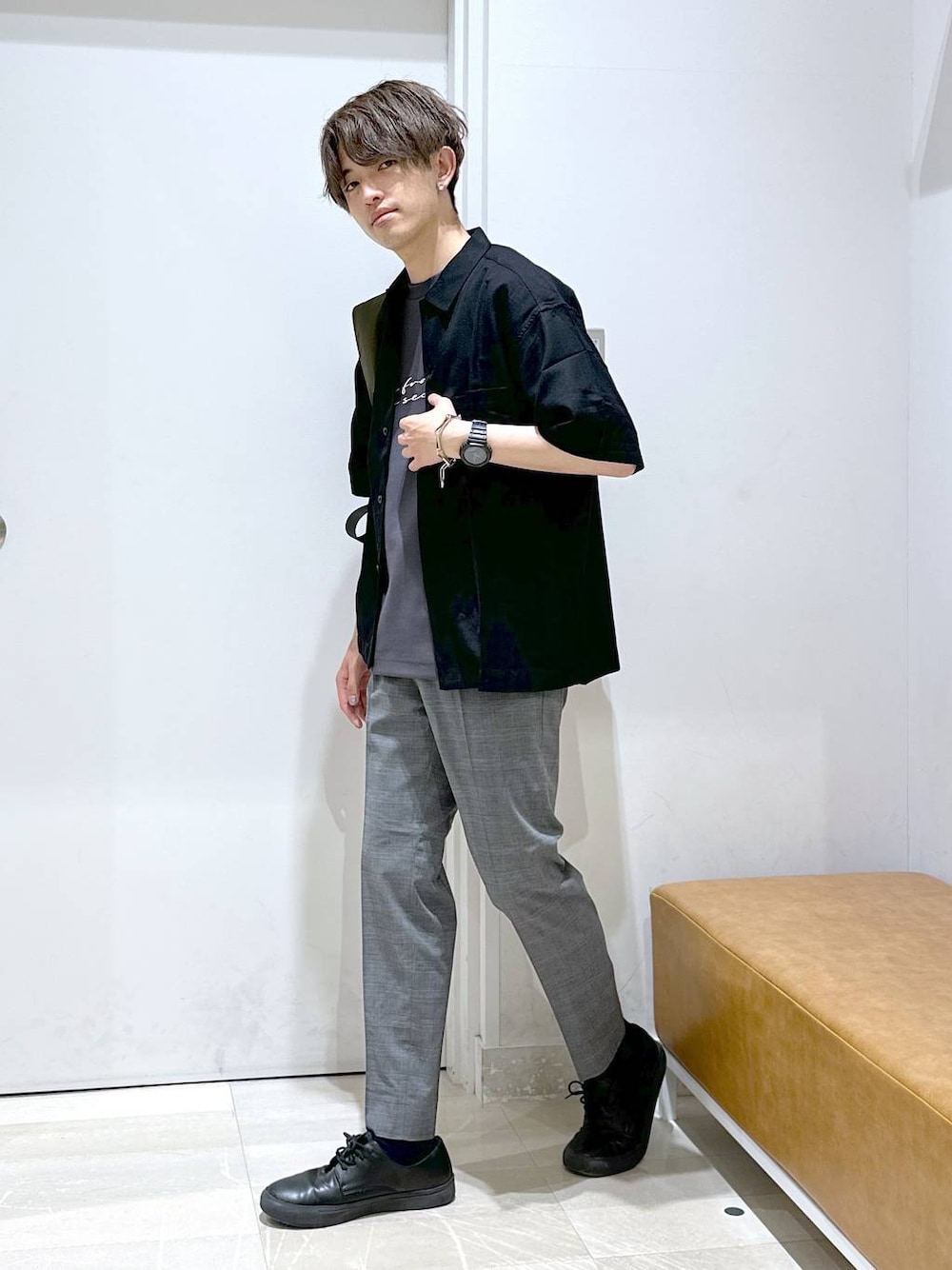「シャツ、スウェット、パンツ、きれいめ、女子ウケ、ゆったり、テーマパーク、休日コーデ、デート/ロマンティック、楽ちんコーデ、ベーシック/シンプル、カジュアル、旅行、GLOBAL WORK、どっと変わっちゃえ」｜「GLOBAL WORKの撥水スマらくメッセンジャー/286146（メッセンジャーバッグ、グリーン系）」を使った、おのさん（メンズ・175cm）の夏コーディネートの1枚目の写真