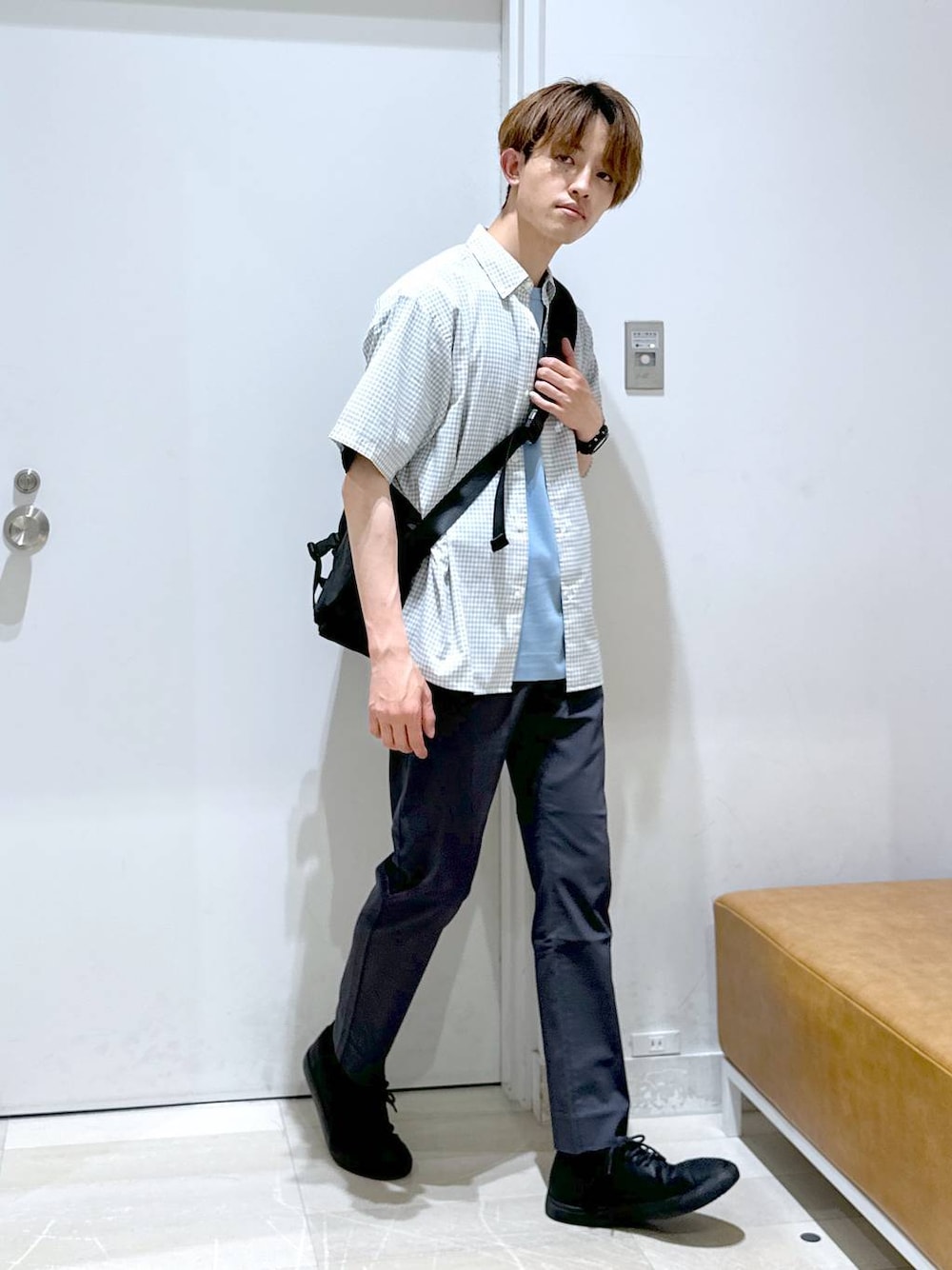 「きれいめ、女子ウケ、ゆったり、テーマパーク、休日コーデ、デート/ロマンティック、楽ちんコーデ、ベーシック/シンプル、カジュアル、旅行、GLOBAL WORK、どっと変わっちゃえ、シャツ、Tシャツ、パンツ」｜「GLOBAL WORKの撥水スマらくメッセンジャー/286146（メッセンジャーバッグ、ブラック系）」を使った、おのさん（メンズ・175cm）の夏コーディネートの1枚目の写真