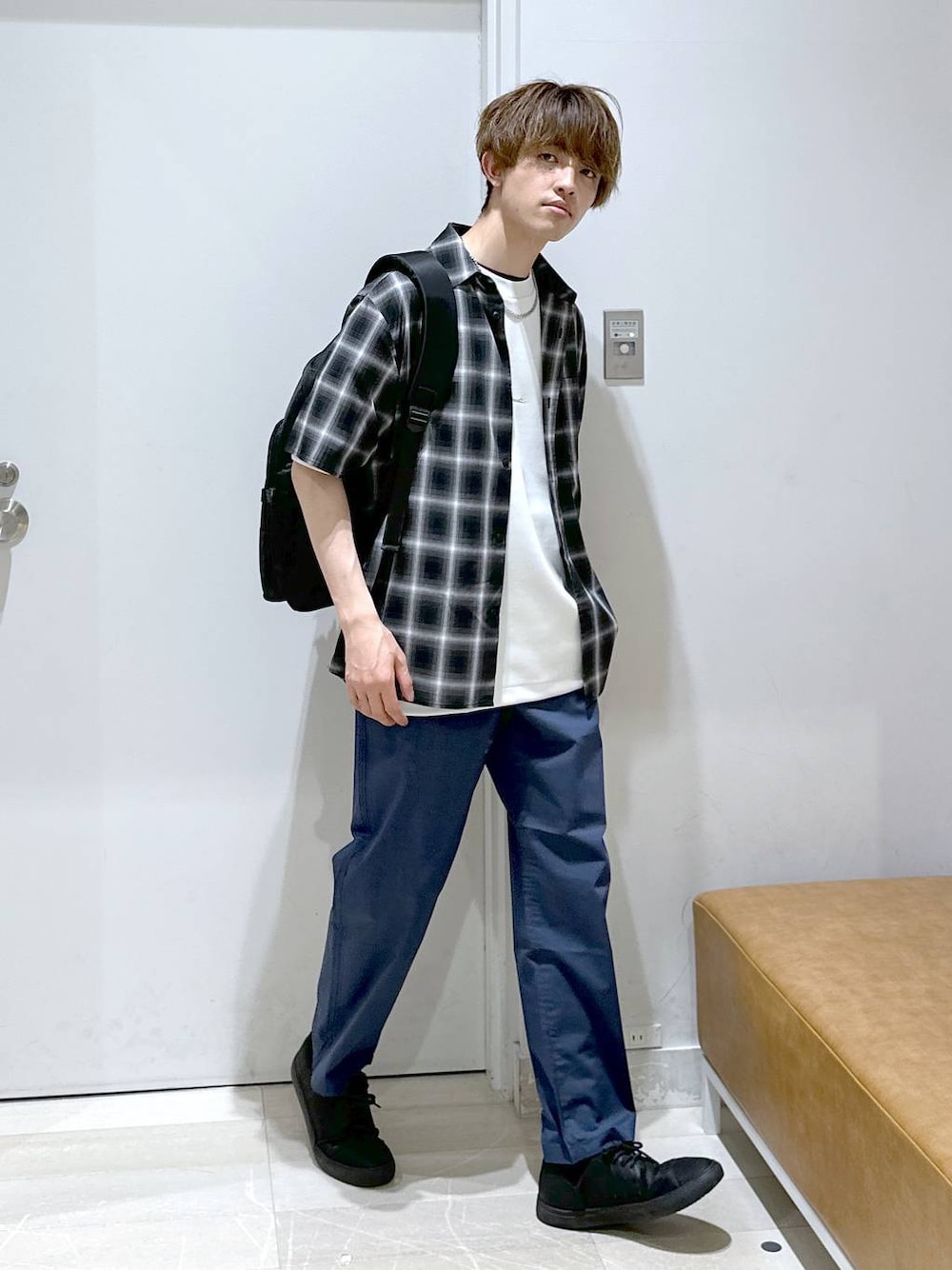 「楽ちんコーデ、スニーカー、きれいめ、女子ウケ、ゆったり、テーマパーク、休日コーデ、デート/ロマンティック、ベーシック/シンプル、カジュアル、旅行、GLOBAL WORK、どっと変わっちゃえ、シャツ、スウェット」｜「GLOBAL WORKの撥水スマらくバックパック/131837（バックパック/リュック、ブラック系）」を使った、おのさん（メンズ・175cm）の夏コーディネートの1枚目の写真