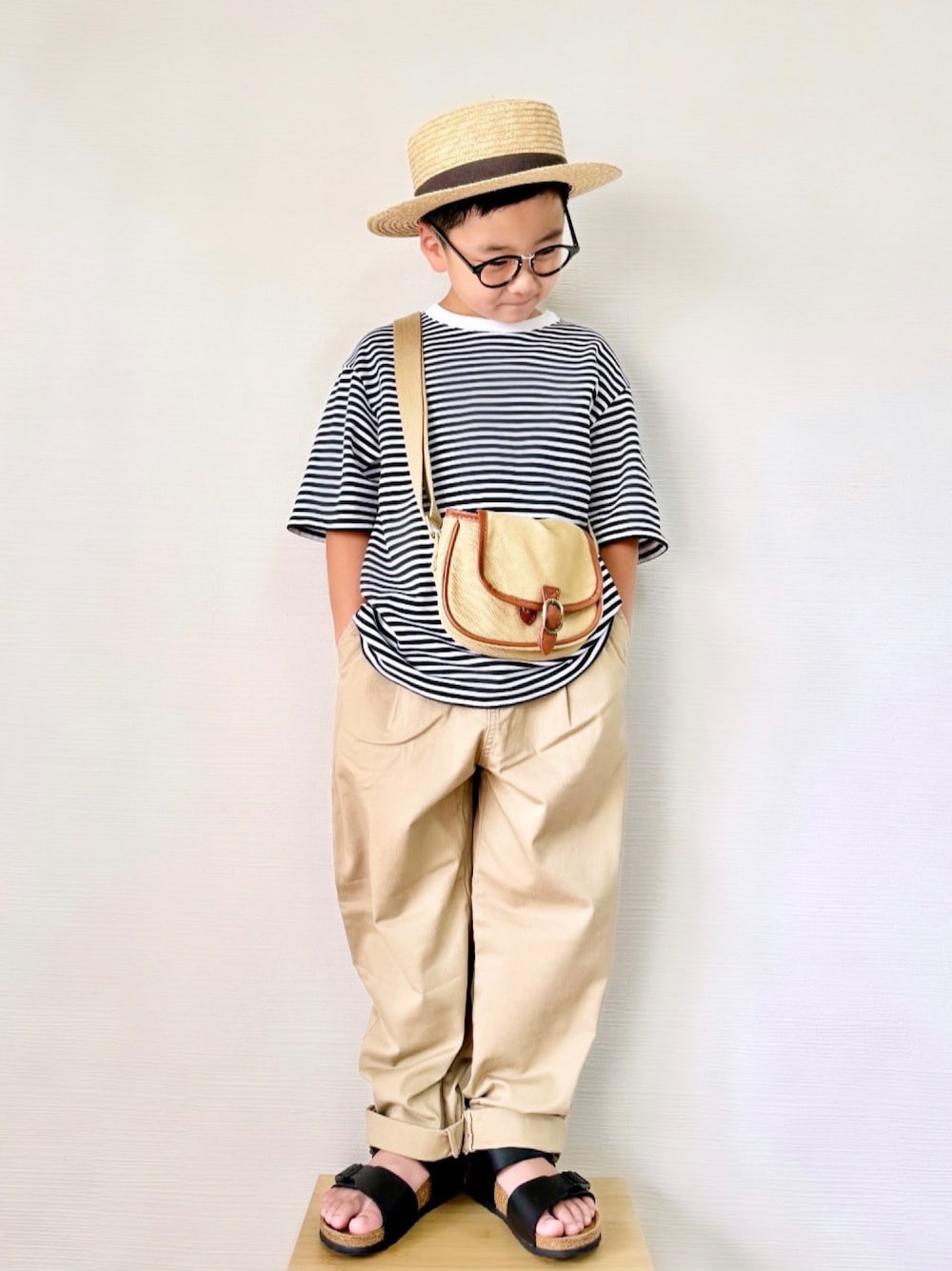 「ボーダー、シンプルコーデ、きれいめカジュアル、めがね、チノパン、ユニクロ、UNIQLO、むぎわら帽子、カンカン帽、男の子、ショルダーバッグ、プチプラ、Tシャツ、小学生、ビルケンシュトック」｜「UNIQLOのアイテム（チノパンツ、ベージュ系）」を使った、yo_yoさん（キッズ・120cm）の夏コーディネートの1枚目の写真