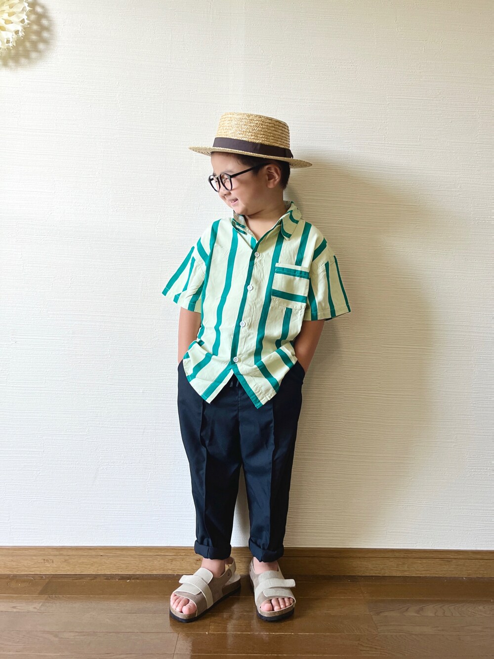 「カンカン帽、男の子コーデ、夏コーデ、シャツスタイル、ストライプ、ストール、韓国子供服、むぎわら帽子、柄シャツ、センタープレス、グローバルワーク(GLOBAL WORK)、メリーポピンズ、半袖シャツ、グリーン、キッズコーデ」｜「aimohaのaimoha-KIDS- 爽やかなストライプシャツ（シャツ/ブラウス、グリーン系）」を使った、yo_yoさん（キッズ・110cm）の夏コーディネートの1枚目の写真