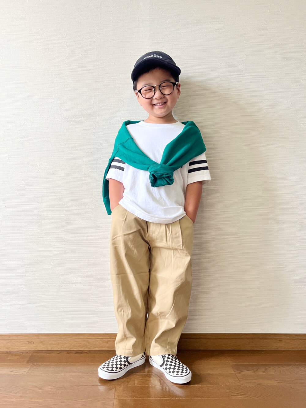 「キッズコーデ、白Tシャツ、キッズファッション、カジュアルコーデ、秋服準備はじめました、プチプラ、プチプラコーデ、チノパン、VANS、スリッポン、肩掛け、バースデイ、UNIQLO、シンプルコーデ、ストリート」｜「coca（coca）のキッズ ワイドシルエットタックパンツ（その他パンツ、ベージュ系）」を使った、yo_yoさん（キッズ・110cm）の夏コーディネートの1枚目の写真