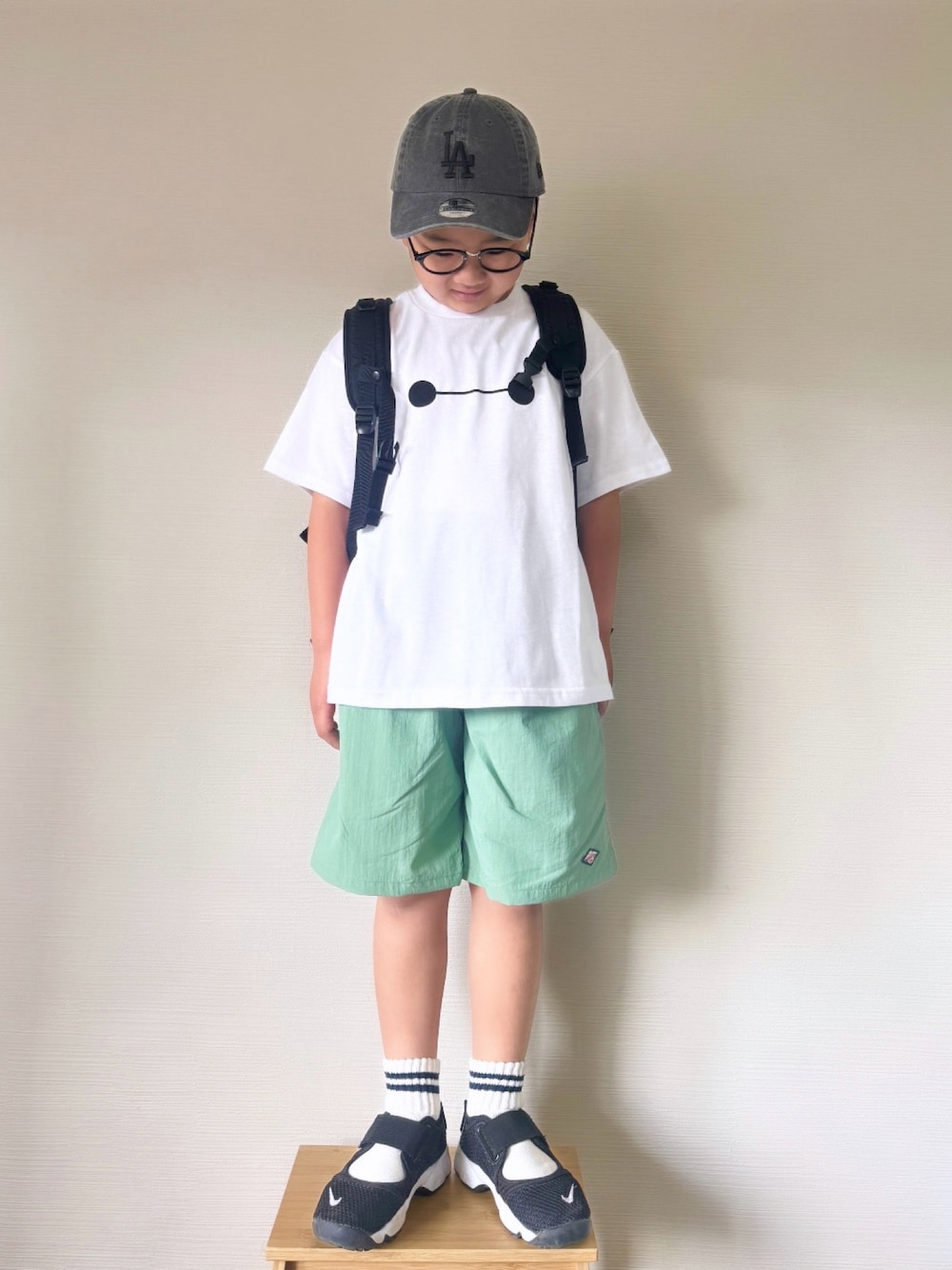 「ハーフパンツ、春夏コーデ、ベイマックス、ディズニー、ナイキ、キャップ、男の子、小学生、リュック、プチプラ、ラインソックス、シンプルコーデ、通学コーデ、マーキーズ、白Tシャツ」｜「DisneyのWEB限定 【ディズニー】BAY MAX/Tシャツ（Tシャツ/カットソー、ホワイト系）」を使った、yo_yoさん（キッズ・127cm）の春コーディネートの1枚目の写真