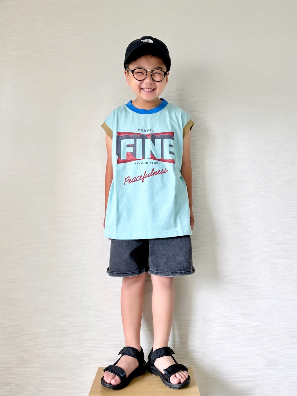 「プチプラ、夏コーデ、ノースリーブ、ロゴT、ハーフパンツ、ショートパンツ、サンダル、キャップ、小学生、男の子、キッズコーデ、マーキーズ、デニム、ブラックデニム、動物園」｜「BIG FIELDのプリントリンガータンクトップ（90～150cm）（タンクトップ、ブルー系）」を使った、yo_yoさん（キッズ・120cm）の夏コーディネートの1枚目の写真
