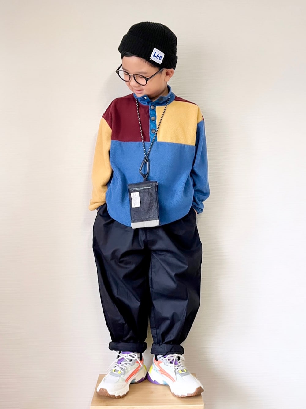 「秋服まるっと大公開、男の子、スニーカー、ストリート、秋コーデ、シンプルコーデ、カジュアルコーデ、フリース、プチプラ、ストリートコーデ、ワイドパンツ、バルーンパンツ、ZARA、ニット帽、ショルダーバッグ」｜「PAIRMANON STREETの【PAIRMANON STREET】マイクロフリース ハーフボタン クレイジーカラー プルオーバー（その他トップス、ブルー系）」を使った、yo_yoさん（キッズ・110cm）の秋コーディネートの1枚目の写真