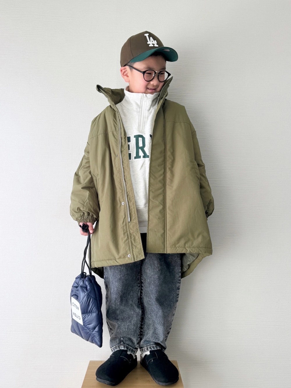 「冬アウター、キッズコーデ、冬のコーデ、モンスターコート、男の子、カジュアル、ロングコート、小学生、巾着バッグ、ハーフジップ、オトナカジュアル、アウター、モッズコート、冬コーデ、コート」｜「BAYFLOWの中綿モンスターコート（KIDS）（ブルゾン、グリーン系）」を使った、yo_yoさん（キッズ・120cm）の冬コーディネートの1枚目の写真