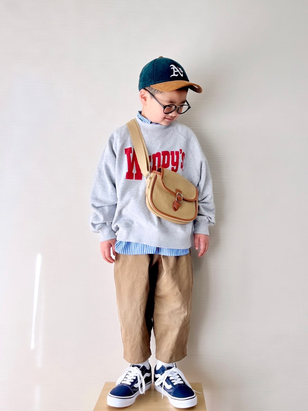 「春コーデ、春服デビュー宣言、ストライプシャツ、レイヤードスタイル、ショルダーバッグ、チノパン、キャップ、シャツスタイル、スニーカー、男の子コーデ、ロゴスウェット、ローリーズファーム(LOWRYS FARM)、lowrysfarmkids、休日スタイル、きれいめカジュアル」｜「LOWRYS FARMのイージーケアストライプシャツ　173734（シャツ/ブラウス、ブルー系）」を使った、yo_yoさん（キッズ・110cm）の春コーディネートの1枚目の写真