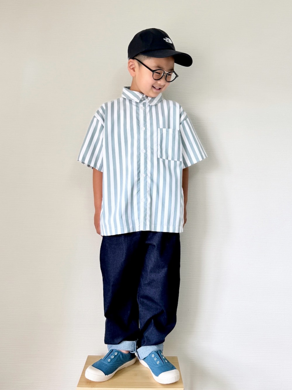 「休日スタイル、きれいめカジュアル、シャツスタイル、ストリート、男の子コーデ、ストライプ、UNIQLO、デニム、キッズファッション、小学生、ブルー、ワントーンコーデ、プチプラコーデ、秋服準備はじめました、ユニクロ」｜「b・ROOMのビッグシルエット半袖シャツ（シャツ/ブラウス、グリーン系）」を使った、yo_yoさん（キッズ・120cm）の夏コーディネートの1枚目の写真