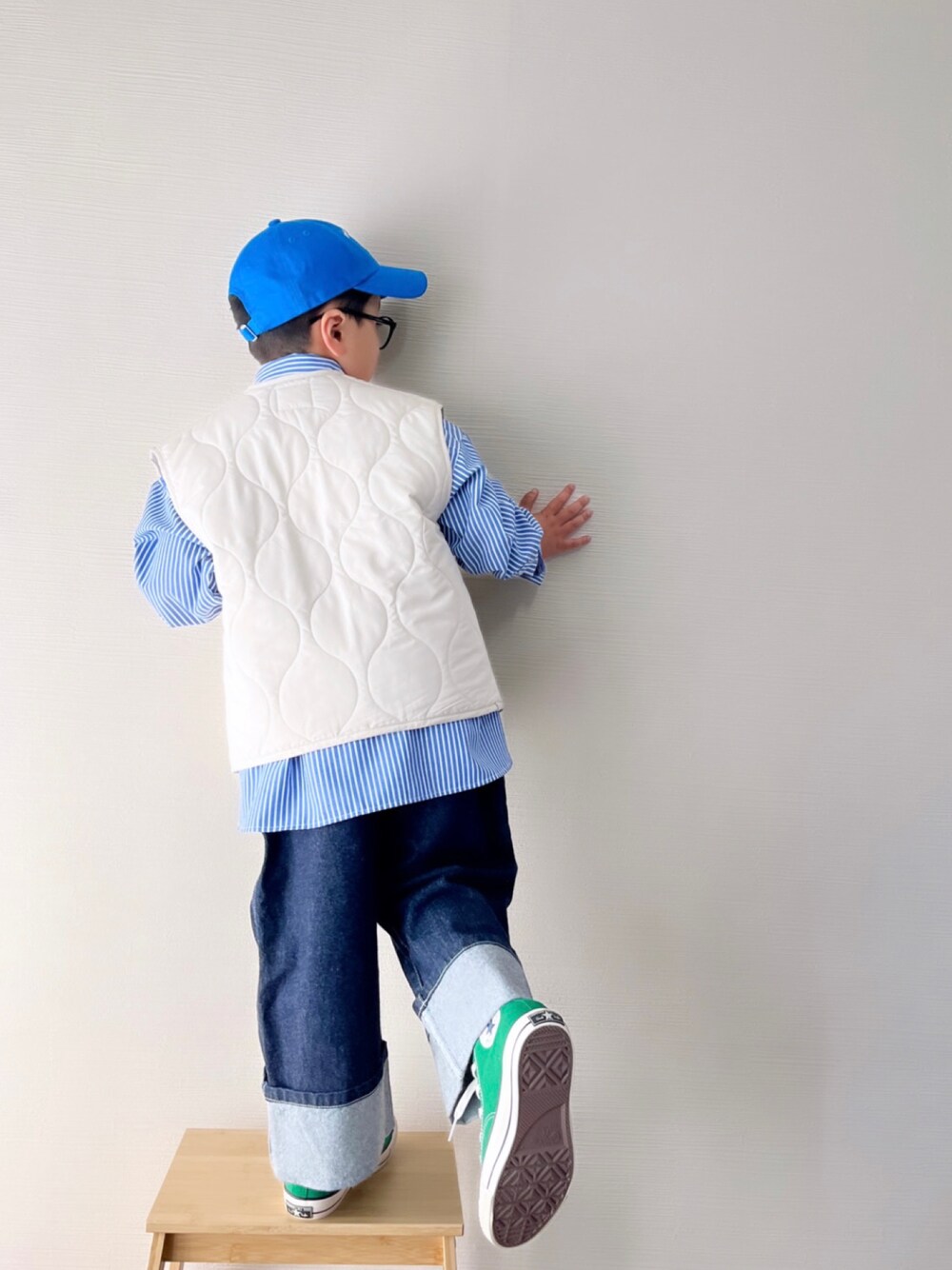 「春服デビュー宣言、ベスト、春コーデ、カジュアル、チャオパニックティピー(CIAOPANIC TYPY)、ローリーズファーム(LOWRYS FARM)、ベイカーパンツ、デニム、キャップ、ストライプシャツ、シャツスタイル、寒色コーデ、キッズコーデ、ヤンキース、ハイカットスニーカー」｜「LOWRYS FARMのツイルシシュウＣＡＰ　186100（キャップ、ブルー系）」を使った、yo_yoさん（キッズ・110cm）の春コーディネートの1枚目の写真