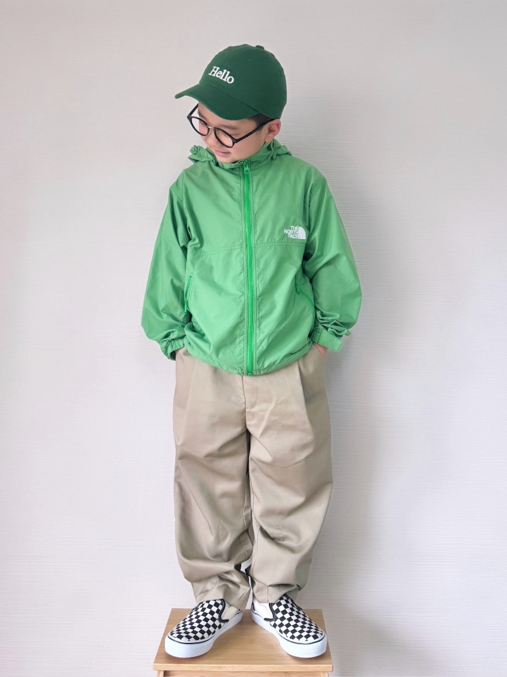 「春、キッズファッション、小学生、男の子、春アウター、グリーン、マウンテンパーカー、チノパン、VANS、カジュアル、春コーデ、キャップ、おでかけコーデ、カジュアルコーデ、ナイロンジャケット」｜「THE NORTH FACEのTHE NORTH FACE / キッズ コンパクト ジャケット 2025（130～160cm）（ブルゾン、グリーン系）」を使った、yo_yoさん（キッズ・127cm）の春コーディネートの1枚目の写真