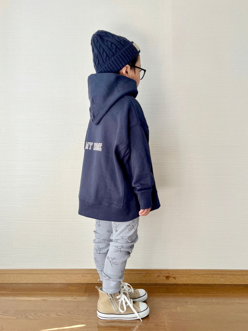 「セットアップ、ニット帽、パーカー、ネイビー、めがね、レギンス、ハイカットスニーカー、韓国子供服、リラックススタイル、ワッフル、西松屋、ゆるコーデ、ローリーズファーム(LOWRYS FARM)、キッズファッション、monmimi」｜「LOWRYS FARMのｍｏｎｍｉｍｉワッフルセット　237996（ルームウェア/パジャマ、ブルー系）」を使った、yo_yoさん（キッズ・100cm）の秋コーディネートの1枚目の写真