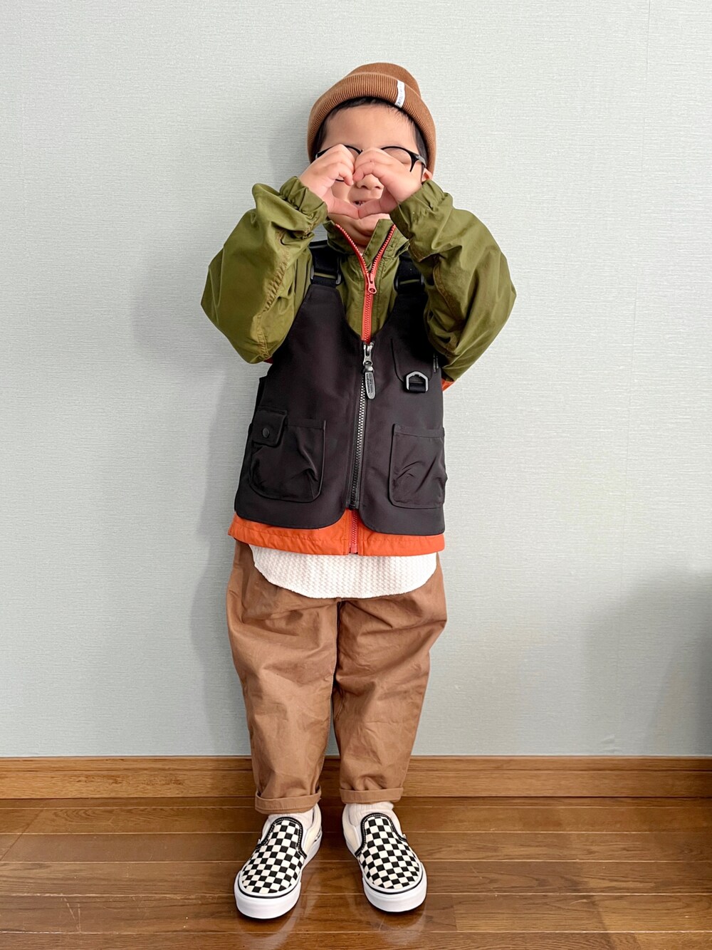 「チェック、VANS、マウンテンパーカー、カジュアル、ニット帽、チノパン、アウトドアスタイル、ベスト、冬コーデ、休日スタイル、スリッポン、THE NORTH FACE、キッズコーデ、ハート、ノースフェイス」｜「apres les coursのユーティリティベスト_撥水加工（ベスト、ブラック系）」を使った、yo_yoさん（キッズ・100cm）の冬コーディネートの1枚目の写真