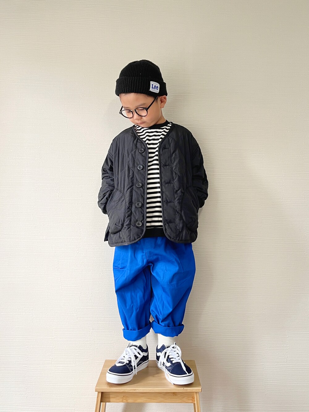 「カジュアルコーデ、キッズコーデ、秋服、スニーカー、ニット帽、ローリーズファーム(LOWRYS FARM)、lowrysfarmkids、PR、ボーダー、ブルー、キルティングジャケット、ライトアウター、ボーダートップス、VANS、オールドスクール」｜「LOWRYS FARMのキルティングブルゾン　287653（ブルゾン、ブラック系）」を使った、yo_yoさん（キッズ・110cm）の秋コーディネートの1枚目の写真
