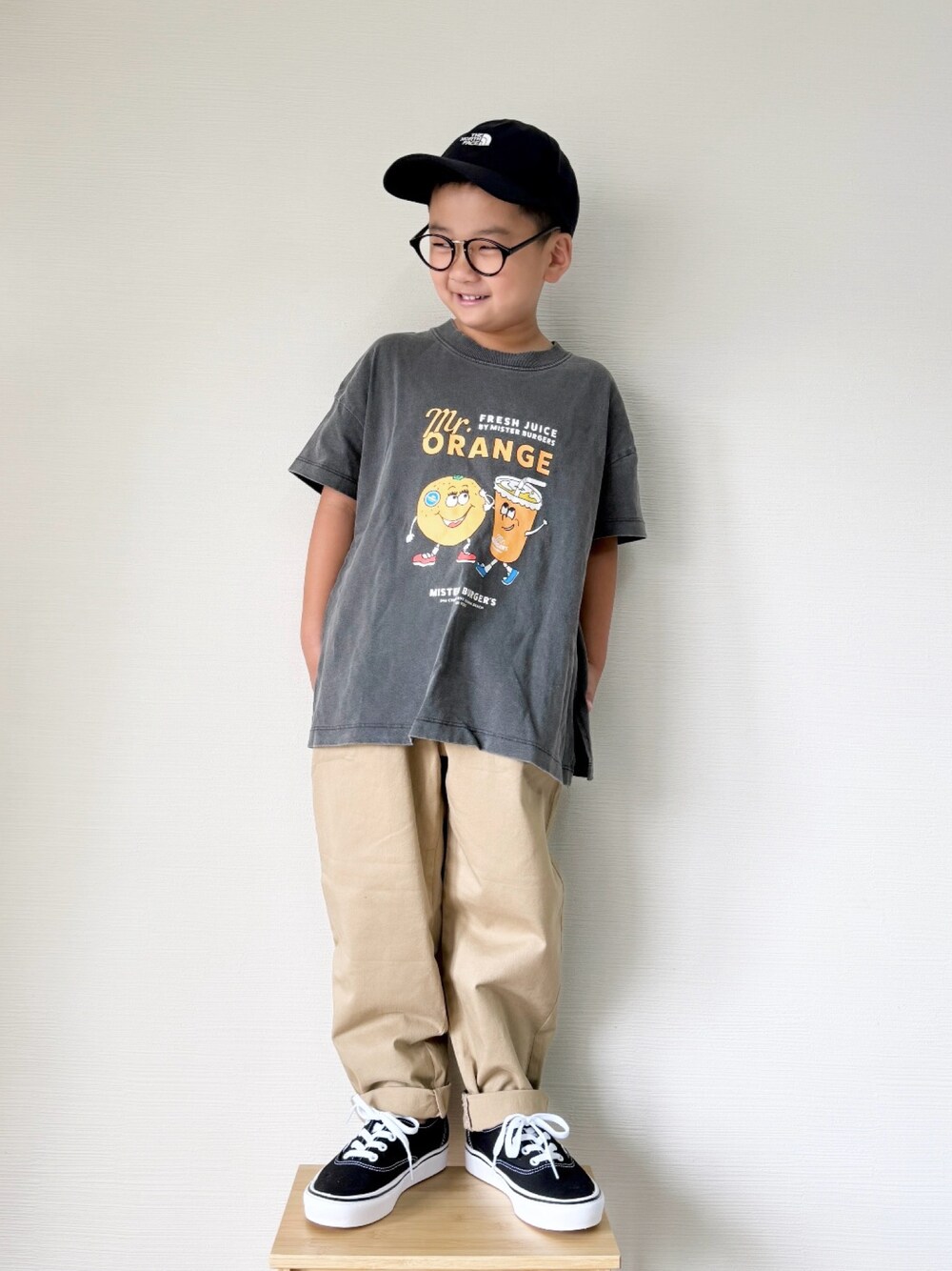 「プチプラ、アツいコーデ全部見せ、スニーカー、秋服準備はじめました、めがね、カジュアル、ストリート、チノパン、UNIQLO、男の子、VANS、キャップ、キッズコーデ、小学生、通学コーデ」｜「LOWRYS FARMのハンバーガープリントＴシャツ　115576（Tシャツ/カットソー、グレー系）」を使った、yo_yoさん（キッズ・120cm）の夏コーディネートの1枚目の写真