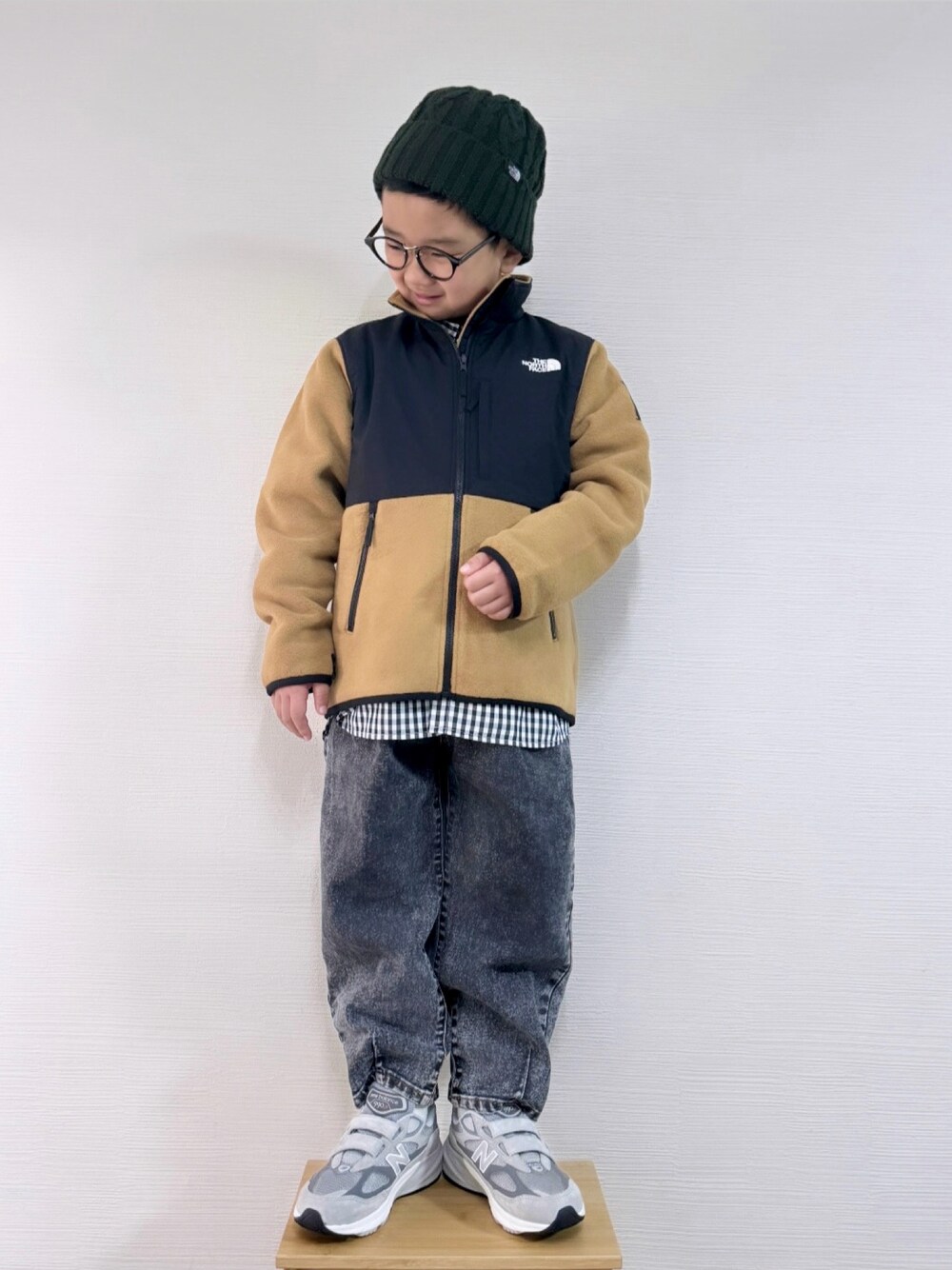 「冬アウター、フリース、アウター、アウトドアスタイル、THE NORTH FACE、デニム、男の子、小学生、スニーカー、ニット帽、カジュアル、ノースフェイス、あったかコーデ、キッズコーデ、New Balance」｜「FREAK'S STOREの限定展開 THE NORTH FACE/ザ・ノース・フェイス キッズ デナリジャケット / KIDS DENALI JACKET / NAJ72456（ブルゾン、ブラウン系）」を使った、yo_yoさん（キッズ・120cm）の秋コーディネートの1枚目の写真