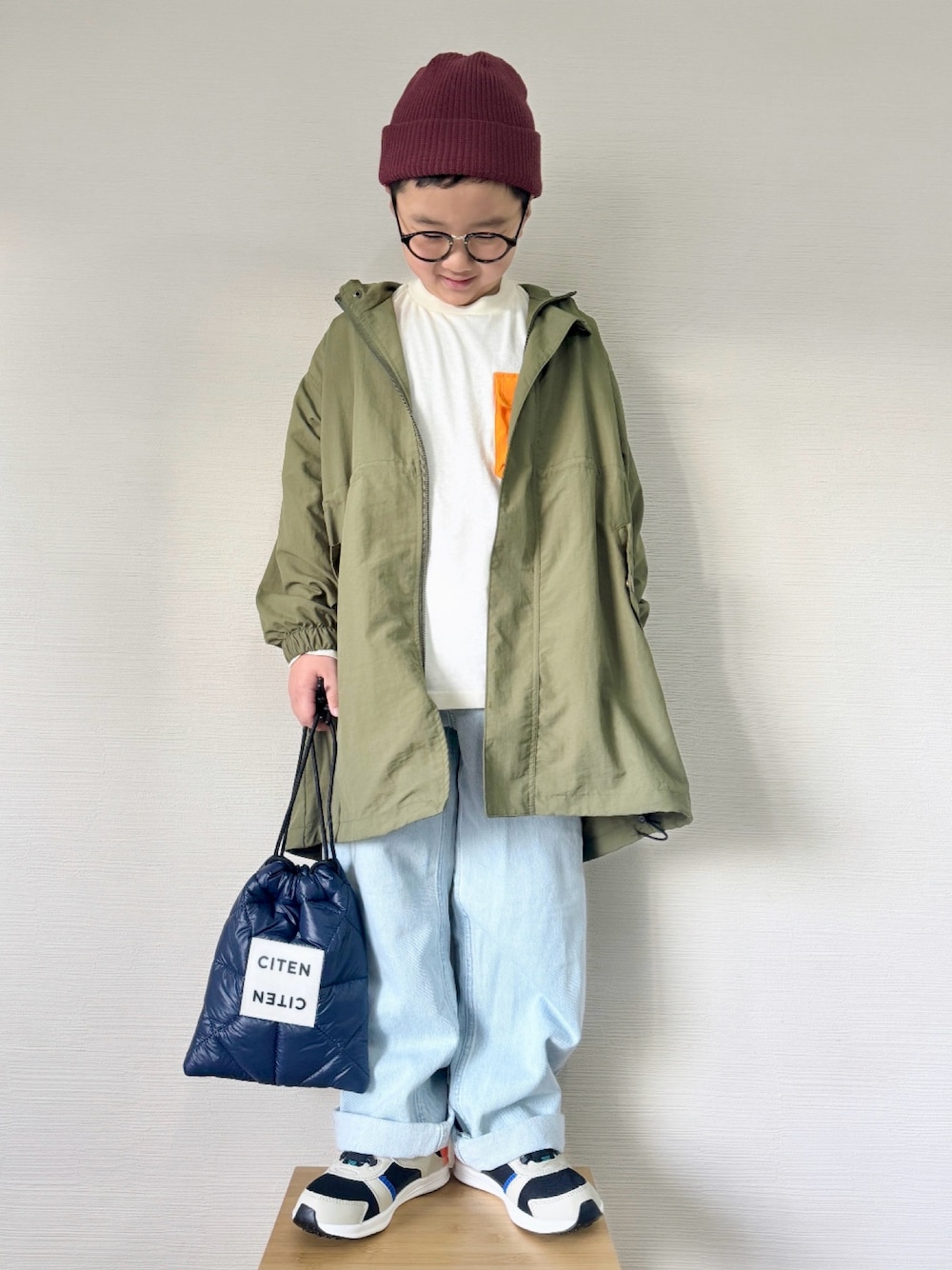 「お出かけコーデ、キッズファッション、モッズコート、プチプラ、UNIQLO、ワイドパンツ、デニム、春コーデ、巾着バッグ、シンプルコーデ、小学生、オトナカジュアル、男の子、めがね、ロンT」｜「JAM & LINKのナイロンモッズコート（モッズコート、グリーン系）」を使った、yo_yoさん（キッズ・120cm）の冬コーディネートの1枚目の写真