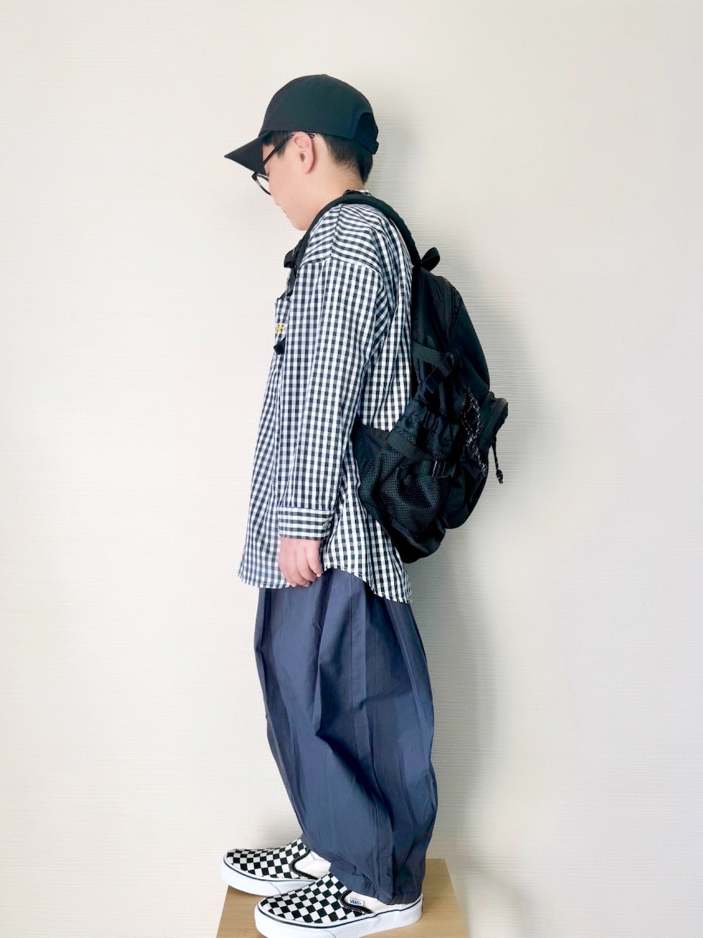 「シャツスタイル、プチプラ、男の子、lowrysfarmkids、リュック、モノトーン、チェックシャツ、小学生、男の子コーデ、春コーデ、ワイドパンツ、バルーンパンツ、カジュアルコーデ、オトナカジュアル、お出かけコーデ」｜「LOWRYS FARMのタックバルーンパンツ　319793（その他パンツ、グレー系）」を使った、yo_yoさん（キッズ・127cm）の春コーディネートの1枚目の写真