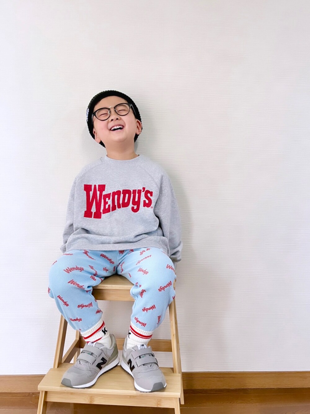 「キッズコーデ、男の子コーデ、ゆるコーデ、春コーデ、カジュアル、スニーカー、lowrysfarmkids、PR、スウェットパンツ、ラクチンコーデ、ワンマイルウェア、リラックススタイル、休日スタイル、ニューバランス、キッズファッション」｜「LOWRYS FARMのＷｅｎｄｙ’ｓウラケプルオーバー　180399（スウェット、グレー系）」を使った、yo_yoさん（キッズ・110cm）の冬コーディネートの1枚目の写真