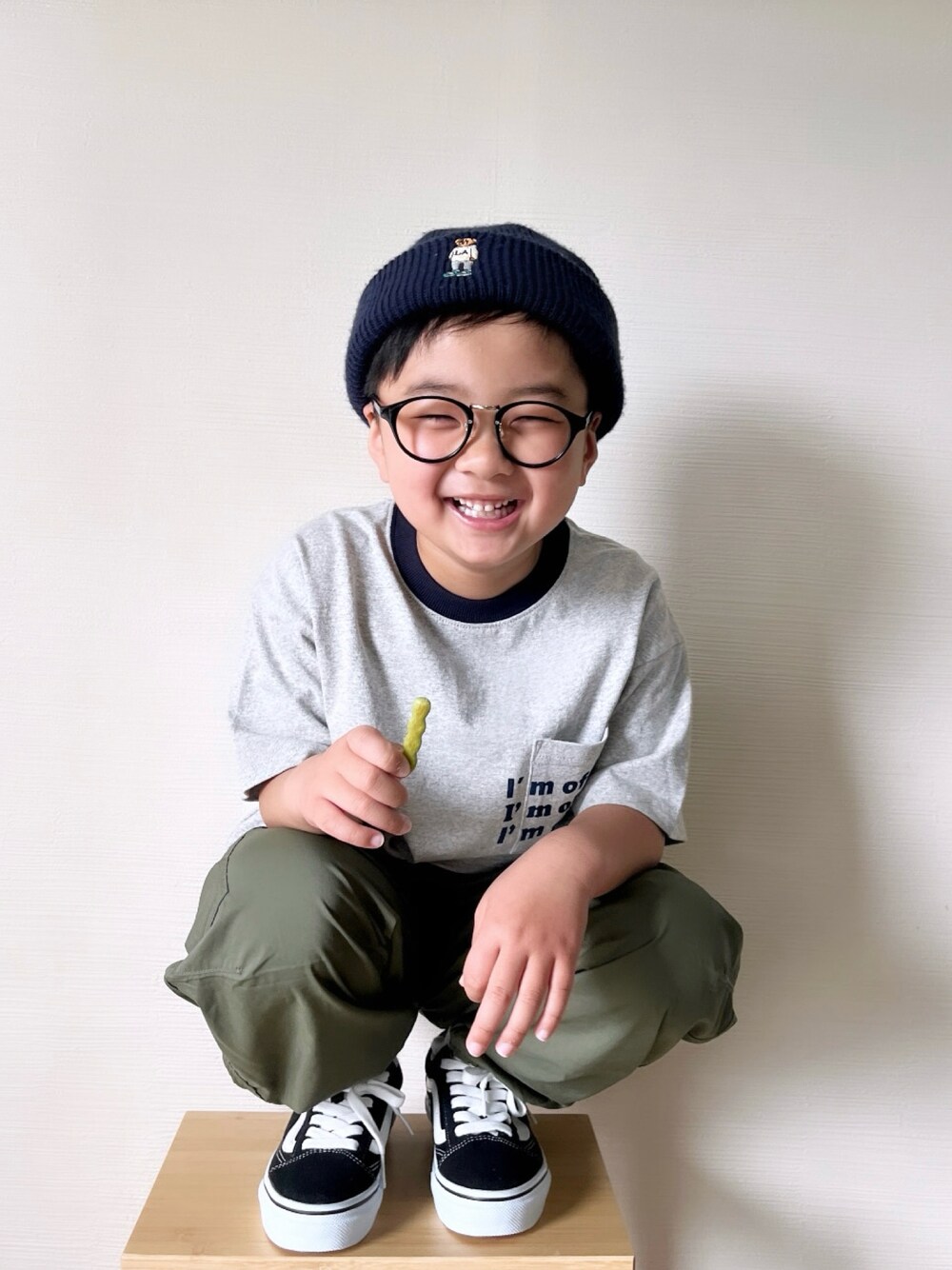 「春コーデ、キッズコーデ、ラグランTシャツ、カジュアルコーデ、シンプルコーデ、めがね、男の子、小学生、今日のコーデ、キッズファッション、カーゴパンツ、ローリーズファーム(LOWRYS FARM)、スニーカー、VANS、グレー」｜「LOWRYS FARMのリンガーポケＴシャツＳＳ　103006（Tシャツ/カットソー、グレー系）」を使った、yo_yoさん（キッズ・120cm）の春コーディネートの1枚目の写真