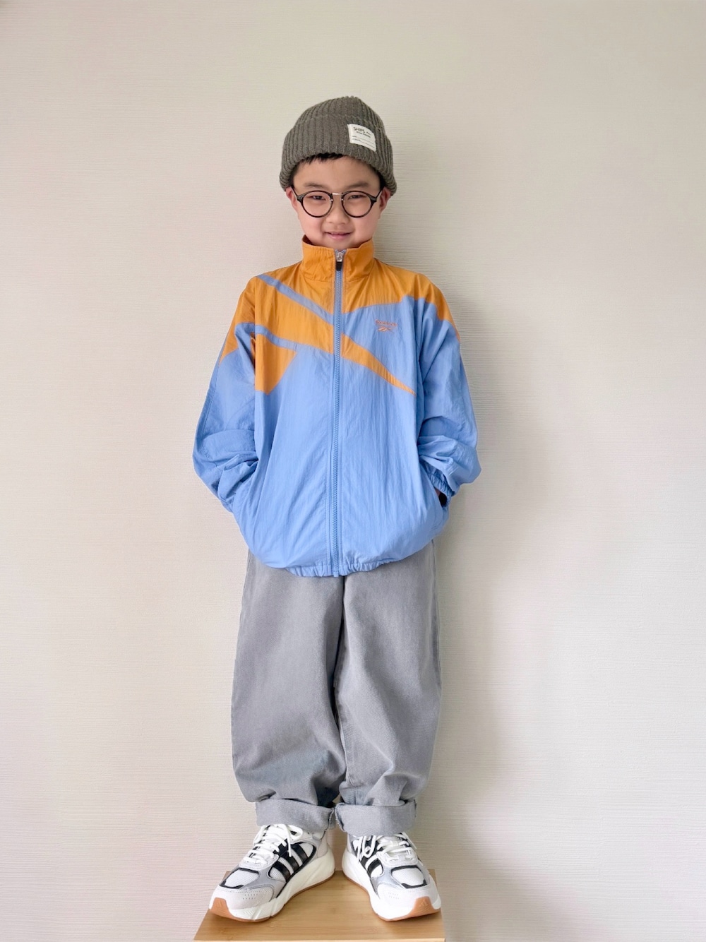 「キッズファッション、男の子、小学生、ナイロンジャケット、スポーツミックス、reebok、淡色コーデ、春コーデ、春アウター、BAYFLOW、マウンテンパーカー、ストリート、カジュアル、春カラー、ニット帽」｜「Reebokの【Reebok(リーボック)】別注トラックジャケット(KIDS)（ブルゾン、ブルー系）」を使った、yo_yoさん（キッズ・120cm）の冬コーディネートの1枚目の写真