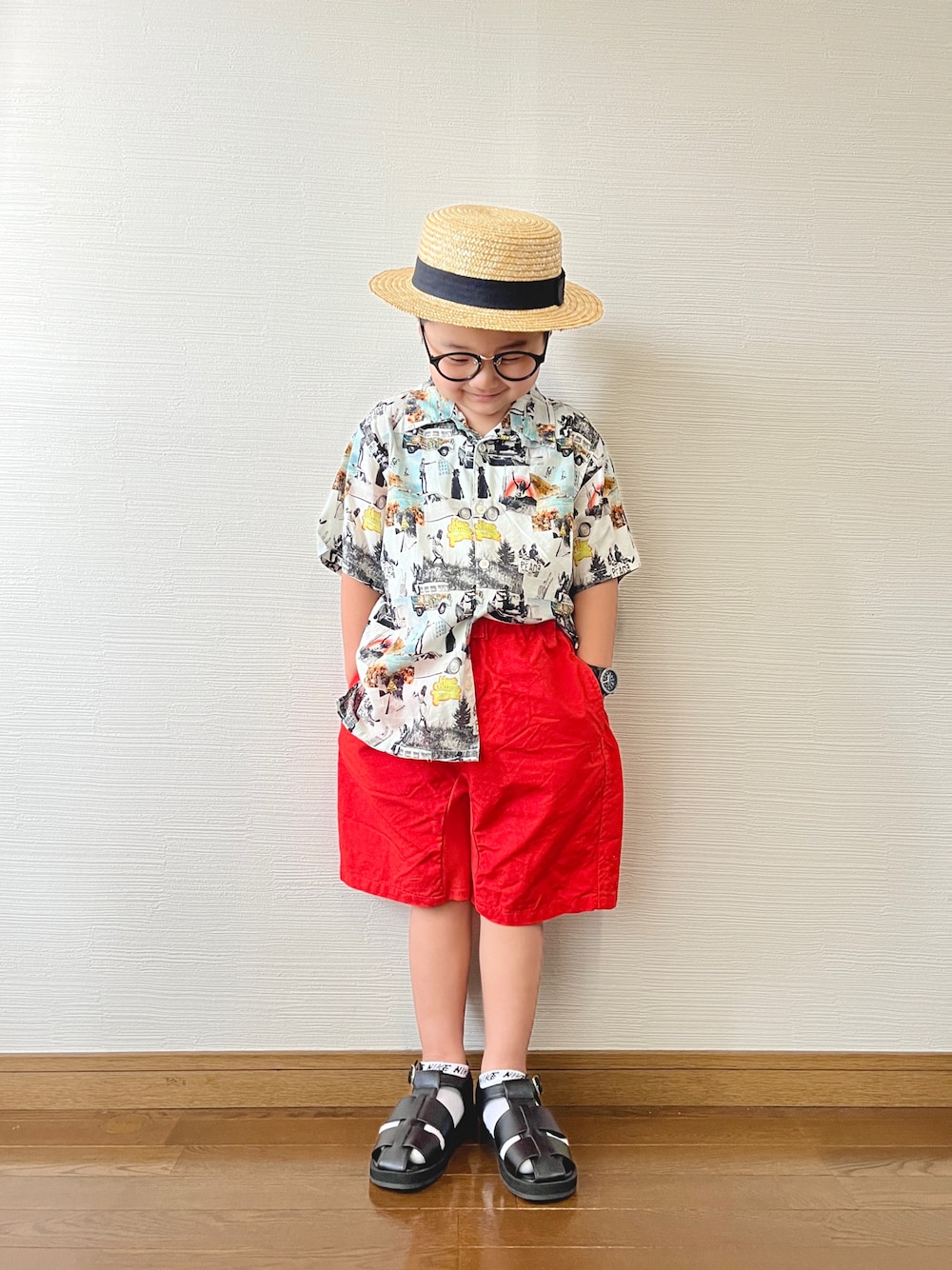 「シャツスタイル、キッズファッション、休日スタイル、男の子コーデ、夏コーデ、カンカン帽、グルカサンダル、アロハシャツ、カラーパンツ、ハーフパンツ、柄シャツ、白シャツ、サンダル、片方だけイン、タックイン」｜「Ocean&Groundのカメハメハシャツ（90～140cm）（シャツ/ブラウス、ホワイト系）」を使った、yo_yoさん（キッズ・100cm）の春コーディネートの1枚目の写真