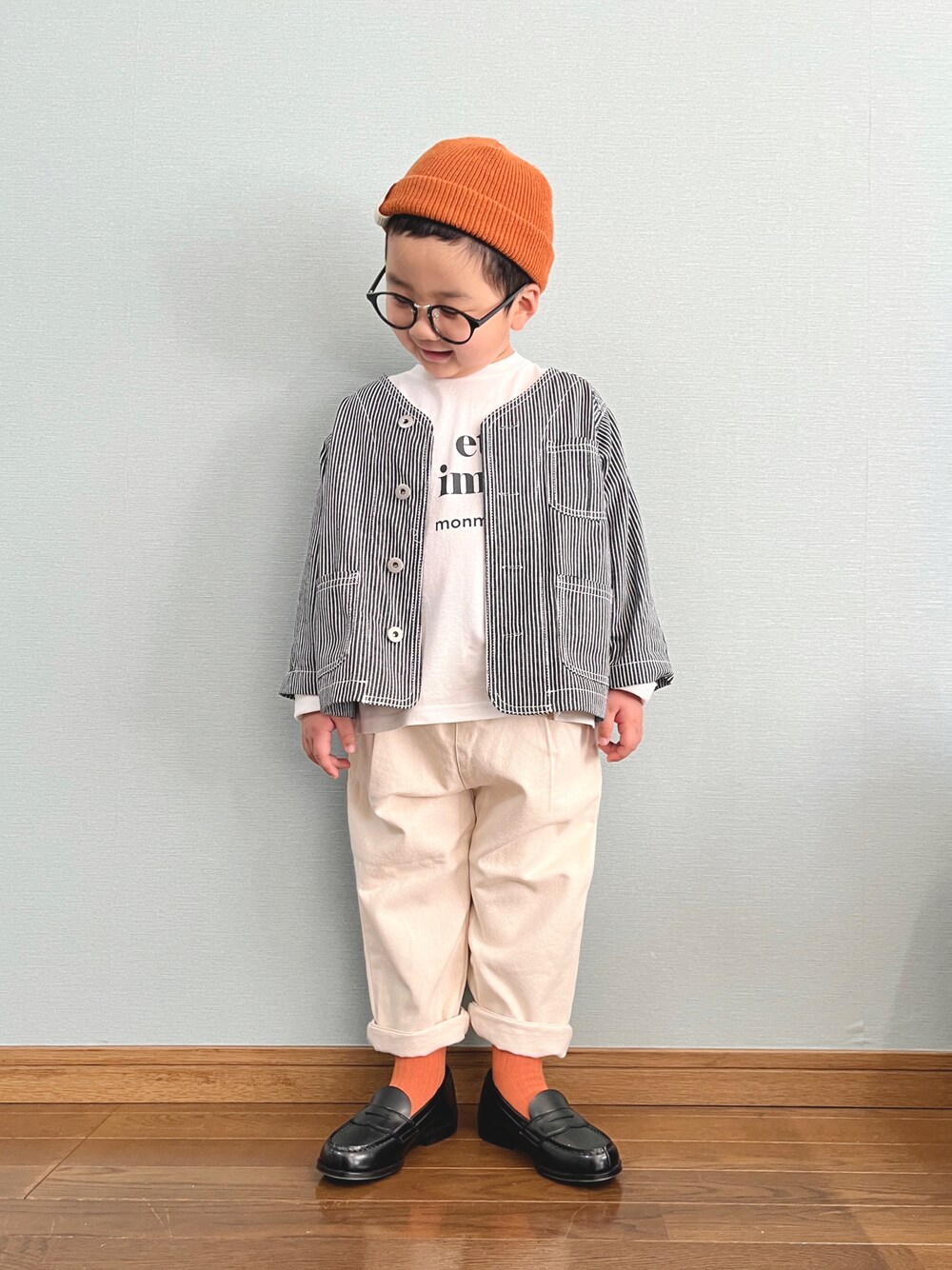 「韓国子供服、モンミミ、monmimi、春コーデ、ノーカラージャケット、ヒッコリー、オレンジ、白パンツ、チャオパニックティピー(CIAOPANIC TYPY)、ローファー、ロゴT、春アウター、春カラー、春色、めがね」｜「antiquaのきちんと感もカジュアルも思いのままに?!  ゆるっと感がたまらないワークジャケット（ノーカラージャケット、ブラック系）」を使った、yo_yoさん（キッズ・100cm）の冬コーディネートの1枚目の写真