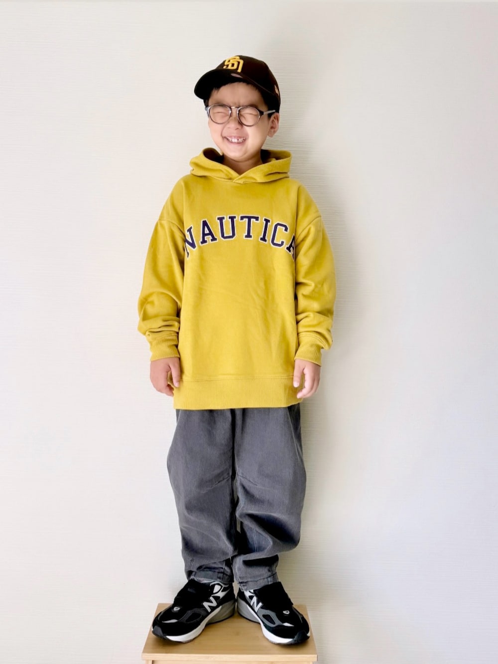 「デニム、パーカー、グレーデニム、キャップ、めがね、マスタード、ワイトパンツ、nautica、スニーカー、New Balance、カジュアル、ストリート、男の子、小学生、大人カジュアル」｜「NAUTICAの【NAUTICA/ノーティカ】アップリケロゴ裏毛パーカー（パーカー、イエロー系）」を使った、yo_yoさん（キッズ・120cm）の秋コーディネートの1枚目の写真