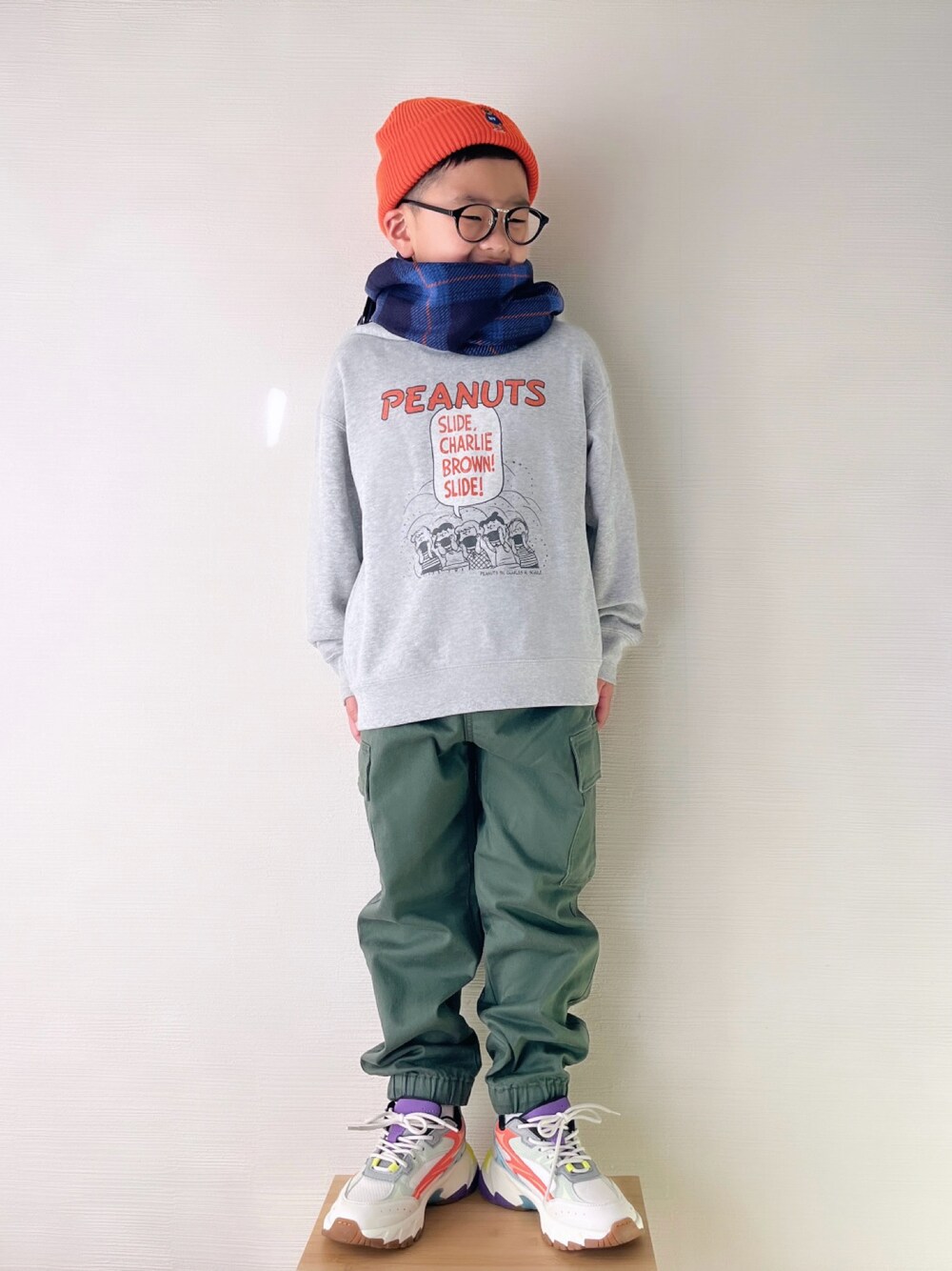 「カーゴパンツ、UNIQLO、ユニクロコーデ、UNIQLOコーデ、男の子、パーカー、プチプラ、マフラー、マフラーぐるぐる、ヒートテック、ニット帽、キッズコーデ、シンプルコーデ、キッズファッション、ストリート」｜「UNIQLOのアイテム（チノパンツ、グリーン系）」を使った、yo_yoさん（キッズ・120cm）の冬コーディネートの1枚目の写真